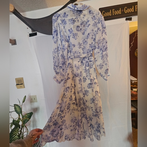 Beautiful flowing floral dress - Picture 2 of 3